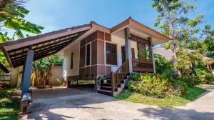 a house with a porch and stairs in front of it at Tong Hotel in Ban Nong Chik