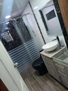 a bathroom with a sink and a mirror at Casa de alejo in Pereira