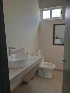 ein Badezimmer mit Waschbecken und Toilette in der Unterkunft Casa LM in San Miguel de Allende + 6 Fotos