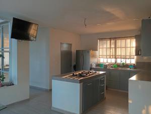 eine Küche mit Herd und Kühlschrank in der Unterkunft Casa LM in San Miguel de Allende