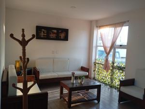 ein Wohnzimmer mit Sofa und Tisch in der Unterkunft Casa LM in San Miguel de Allende
