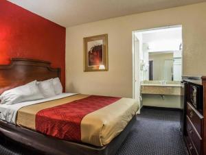 a hotel room with a bed and a bathroom at Econo Lodge Columbia Fort Jackson in Burnside East +84 photos