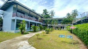 a house with a basketball court in front of it at Smile Resort Koh Mook in Ko Mook