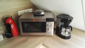 a microwave and a coffee maker and a blender at Wat(t) ne Wohnung in Büsum