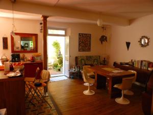a living room with a wooden table and chairs at Nidélice Chambre d'hôtes in Quillan