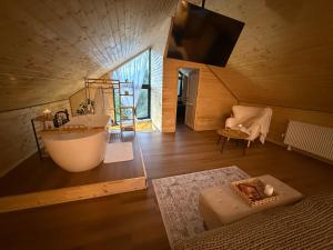 ein Badezimmer mit Badewanne und Waschbecken in einem Zimmer in der Unterkunft Rose Romantic in Tărlungeni + 47 Fotos