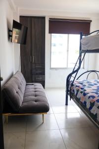 ein Wohnzimmer mit Sofa und Etagenbett in der Unterkunft Tonsupa in Atacames + 10 Fotos
