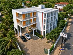 an overhead view of a building with a car in front at Rainbow Seven Hotel in Negombo