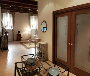 un soggiorno con tavolo e specchio di Veronetta lovely apartment a Verona