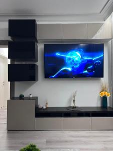 a living room with a tv on the wall at Modernes City Apartment 8km Red Bull Ring in Knittelfeld