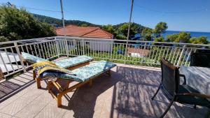 a patio with a table and chairs on a balcony at Apartman Arijeta Korčula in Smokvica