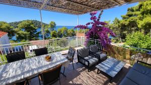 a patio with a table and chairs on a balcony at Apartman Arijeta Korčula in Smokvica