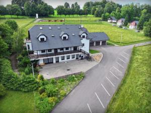 an aerial view of a large house with a driveway at Prázdninový dům Centrum Pastvinská přehrada in Nekoř