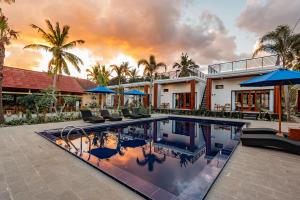 a house with a swimming pool and palm trees at The Siantar Luxury Villa And Spa in Nusa Penida