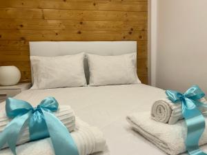 a bedroom with a bed with towels and blue bows at Quinta Pedro e Inês in Bragança +51 photos