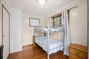 a bedroom with two bunk beds in a room at Coastal Charm in Valla Beach