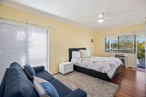 ein Wohnzimmer mit Sofa und Bett in der Unterkunft 8Tuna in Valla Beach