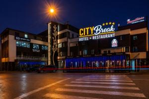 a city street at night with a city break hotel restaurant at Hotel City Break in Galaţi