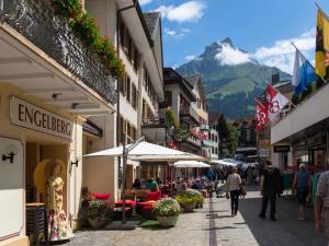 eine Straße in einer Stadt mit einem Berg im Hintergrund in der Unterkunft Hostel Engelberg in Engelberg