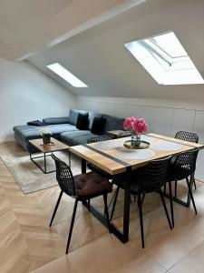 a living room with a table and a couch at Magnifique Appartement ,10 Min Orly Aéroport in Paray-Vieille-Poste