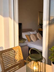ein Zimmer mit einem Bett, einem Stuhl und einem Tisch in der Unterkunft Nastia in Chalkida