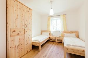 1 Schlafzimmer mit 2 Einzelbetten und einem Fenster in der Unterkunft Ferienwohnung Mayrhofer in Hofkirchen im Mühlkreis