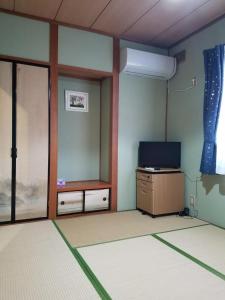 an empty room with a desk and a tv at Bibi Vacation Rental Only 2 groups per day Vacation STAY 1284 in Sakai