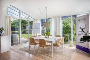 a dining room with a white table and chairs at Blaues Haus in Buchloe