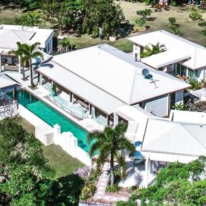 an aerial view of a house with a swimming pool at Alaya Verde Bed & Breakfast in Ringtail Creek