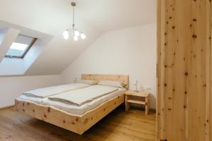 Łóżko lub łóżka w pokoju w obiekcie Ferienwohnung Mayrhofer