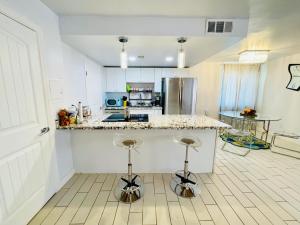 a white kitchen with a counter and a counter top at Hopes Cozy Condo in Phoenix +20 photos
