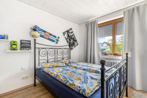 a bedroom with a bed and a window at Ferienwohnung Laura in Illertissen
