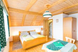 Letto o letti in una camera di BIO-Bauernhof Kurzeck