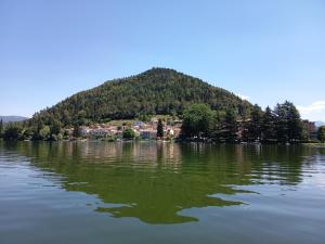 a mountain sitting on top of a body of water at Setteacque Lakeview Rooms in Piediluco