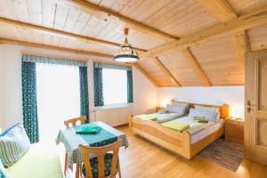 una camera da letto con un letto e un tavolo di BIO-Bauernhof Kurzeck a Göstling an der Ybbs