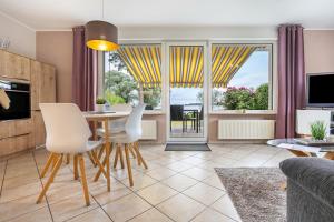a living room with a table and chairs at Haus 7 in Röbel