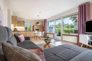 a living room with a couch and a kitchen at Haus 7 in Röbel