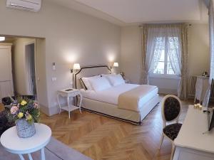 - une chambre avec un lit, une table et des chaises dans l'établissement Palazzo della Stufa Residenza D'Epoca, à Florence