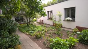 a garden in front of a house at B&B Rosteline in Hamont