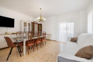 a dining room with a table and chairs at MM Delta Holidays in El Lligallo del Gànguil
