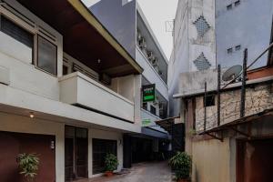 an empty street in an alley between two buildings at Urbanview Hotel Pasar Baru Jakarta by RedDoorz in Jakarta