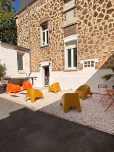 a group of chairs and tables in front of a building at ArCaDe RoOm Jacuzzi, Arcade, Billard, Ping Pong in Magenta