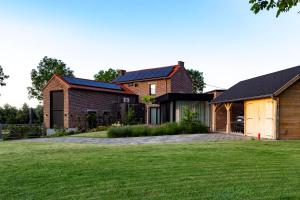 a house with solar panels on the roof at Villa Armande in Zammelen