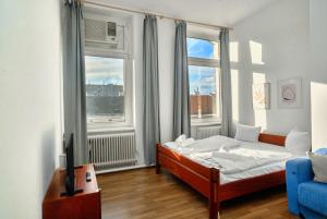 a bedroom with a bed and two large windows at 2 bedrooms & free parking in Vienna +15 photos