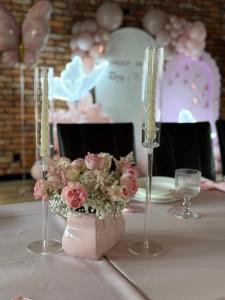 a table with a vase of flowers on a table at Agroturystyka Myślinów - Black Horse Bar&Grill in Męcinka