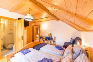 Postel nebo postele na pokoji v ubytování BIO-Bauernhof Kurzeck + 26 fotografií