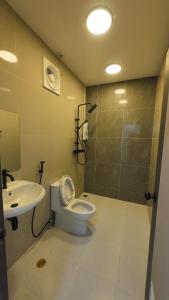 a bathroom with a toilet and a sink and a shower at ปลายเขื่อนแคมปิ้ง บ้านวิวเขื่อน in Sirindhorn +11 photos