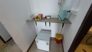 a small kitchen with a table and a refrigerator at ปลายเขื่อนแคมปิ้ง บ้านวิวเขื่อน in Sirindhorn