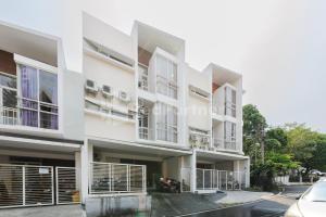 a facade of a building with a car parked in front at Nipa Guest House near Universitas Widyagama Mitra RedDoorz in Blimbing