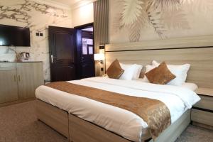 a bedroom with a large bed in a room at إطلالة السيب للشقق المخدومة Itlalat Alseeb Serviced Apartments in Khafji +59 photos
